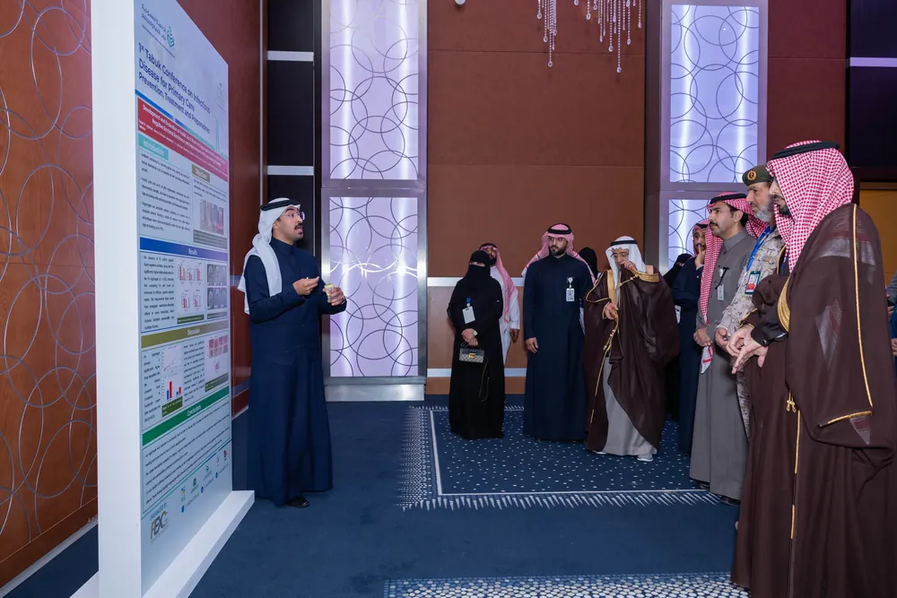 زوار يتجولون أمام لوحات عرض في معرض نفذته بيكسل باث